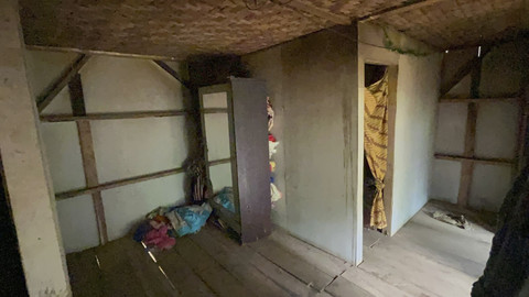 Tampak dalam rumah Raya di Desa Cianaga, Sukabumi, Rabu (20/8/2025). Foto: Rayyan Farhansyah/kumparan