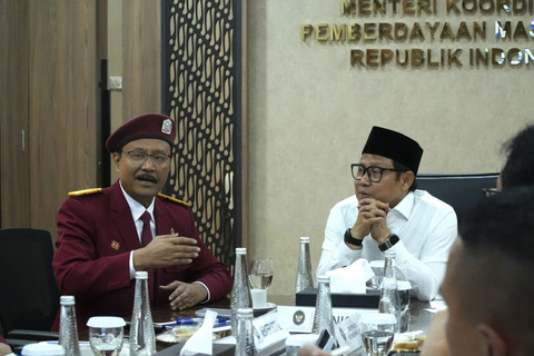 Menko PM Abdul Muhaimin Iskandar (Cak Imin) bersama Mensos Saifullah Yusuf (Gus Ipul) saat memimpin rapat di Kantor Kemenko PM, Jakarta, Selasa (19/8/2025).  Foto: Dok. Kemensos