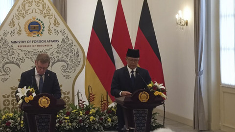 Menteri Luar Negeri Sugiono bersama Menteri Luar Negeri Jerman Johann Wadephul menjawab pertanyaan wartawan saat sesi konferensi pers di Gedung Kemlu RI, Jakarta Pusat, Rabu (20/8/2025). Foto: Zamachsyari/kumparan