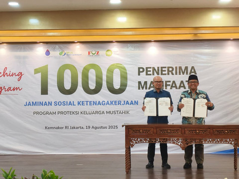 Direktur Kepesertaan BPJS Ketenagakerjaan, Eko Nugriyanto (kiri) dan Direktur Utama IZI, Wildhan Dewayana (kanan) menandatangani program 1.000 Mustahik Penerima Manfaat Jaminan Sosial Ketenagakerjaan di Kementerian Ketenagakerjaan RI, Jakarta pada Selasa (19/8). Foto: Dok. BPJS Ketenagakerjaan