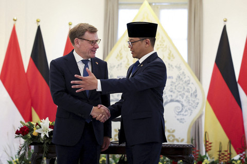 Menteri Luar Negeri Sugiono berjabat tangan dengan Menteri Luar Negeri Jerman Johann Wadephul menjawab pertanyaan wartawan saat sesi konferensi pers di Gedung Kemenlu RI, Jakarta Pusat, Rabu (20/8/2025). Foto: Ajeng Dinar Ulfiana/Reuters