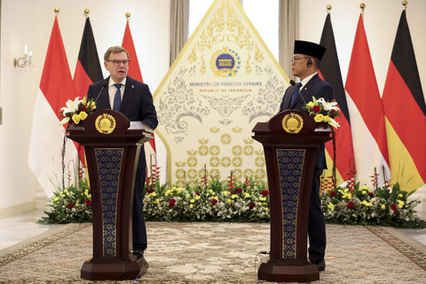 Menteri Luar Negeri Sugiono bersama Menteri Luar Negeri Jerman Johann Wadephul menjawab pertanyaan wartawan saat sesi konferensi pers di Gedung Kemenlu RI, Jakarta Pusat, Rabu (20/8/2025). Foto: Ajeng Dinar Ulfiana/Reuters
