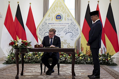 Menteri Luar Negeri Sugiono menyaksikan Menteri Luar Negeri Jerman Johann Wadephul melakukan tanda tangan saat sesi konferensi pers di Gedung Kemenlu RI, Jakarta Pusat, Rabu (20/8/2025). Foto: Ajeng Dinar Ulfiana/Reuters