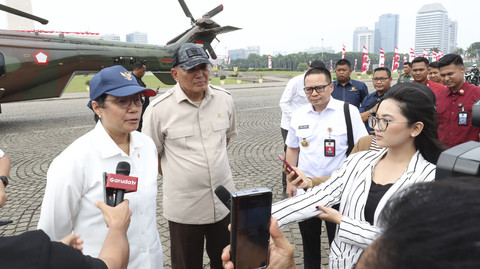 Menhan, Sjafrie Sjamsoeddin dan Menkeu, Sri Mulyani, usai meninjau batalyon teritorial pembangunan di Monas, Jakarta Pusat, Rabu (20/8/2025). Foto: Dok. Istimewa