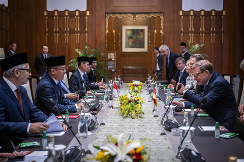 Menteri Luar Negeri Indonesia Sugiono (kedua kiri) berbincang dengan Menteri Luar Negeri Jerman Johann Wadephul (kanan) saat pertemuan bilateral di Gedung Pancasila, Kementerian Luar Negeri, Jakarta, Rabu (20/8/2025). Foto: Bayu Pratama S/ANTARA FOTO