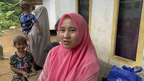 Sarah (25) Bibi Almarhum Raya saat ditemui di kediamannya di Desa Cianaga, Sukabumi, Jawa Barat, Rabu (20/8/2025). Foto: Rayyan Farhansyah/kumparan