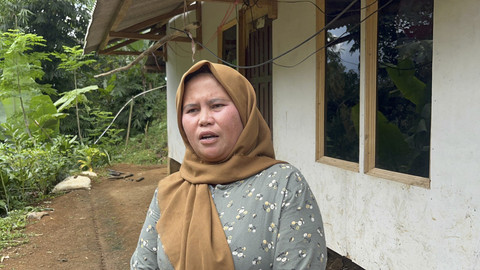 Nenek Raya Edah Saat diwawancarai di Kediaman Raya, Desa Cianaga, Sukabumi, Jawa Barat. Rabu (20/8/2025). Foto: Rayyan Farhansyah/kumparan