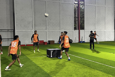 Sejumlah pemain Persija Jakarta mengikuti sesi latihan di Persija Training Ground, Depok, Jawa Barat, Rabu (20/8/2025). Foto: Azrumi El Ghazali/kumparan