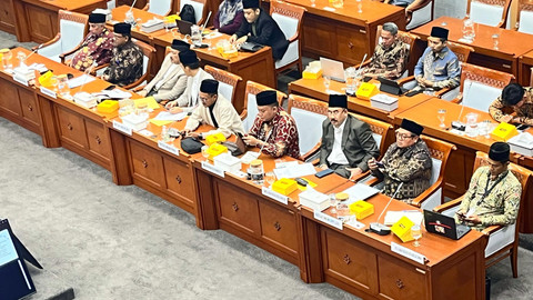 Sisa makanan ringan dalam paper box yang dibersihkan petugas usai rapat di Komisi III dan VIII DPR, Kompleks Parlemen Senayan, Jakarta, Rabu (20/8/2025). Foto: Nasywa Athifah/kumparan