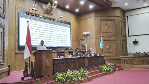Pj Sekda Pati, Riyoso mewakili Bupati Pati Sudewo dalam Rapat Paripurna DPRD Pati di Ruang Paripurna, Rabu (20/8/2025). Foto: Dok. kumpara...                    </div>

                    <div class=
