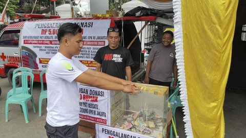 Warga memberikan donasi uang ke Posko Penggalangan Donasi Demo KPK di depan Kantor Bupati Pati, Rabu (20/8/2025). Foto: Dok. kumparan