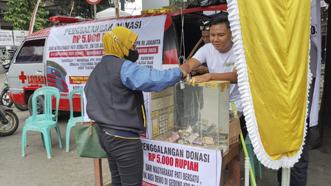 Warga memberikan donasi uang ke Posko Penggalangan Donasi Demo KPK di depan Kantor Bupati Pati, Rabu (20/8/2025). Foto: Dok. kumparan