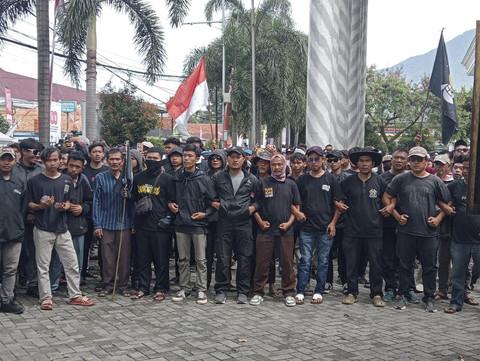 Warga Tangsel bajak truk dan tumpahkan sampah di depan Kantor Bupati Pandeglang, Rabu (20/8/2025). Foto: kumparan