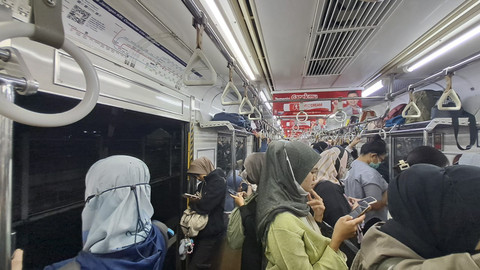 KRL tujuan Bogor berenti sementara di Stasiun Depok Baru karena pengecekan rel usai gempa  Bekasi, Rabu (20/8/2025). Foto: Annisa Thahira Madina/kumparan