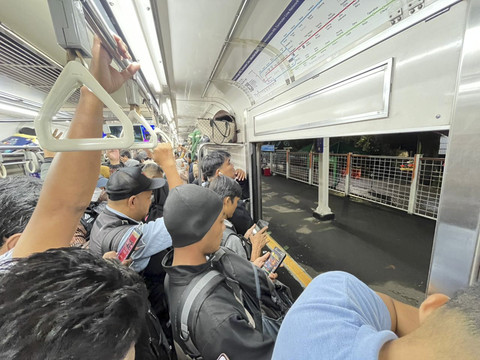 KRL diberhentikan sementara di Stasiun UI untuk pengecekan lintasan usai gempa 4,9 magnitudo guncang Jabodetabek, Rabu (20/8/2025). Foto: Angelina Anjar/kumparan