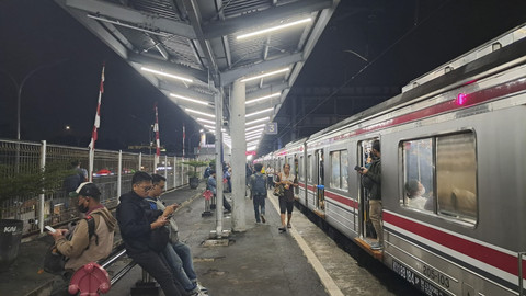 KRL tujuan Bogor berenti sementara di peron Stasiun Depok Baru karena pengecekan rel usai terjadi gempa di Bekasi, Rabu (20/8/2025). Foto: Annisa Thahira Madina/kumparan