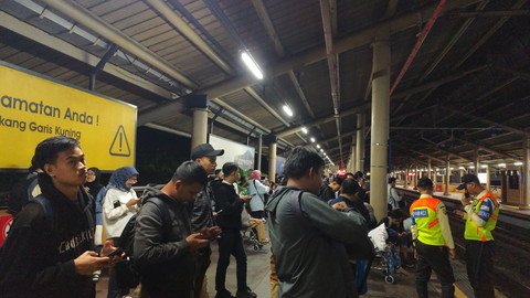 Suasana peron arah Manggarai di Stasiun Cikini dipadati penumpang imbas perjalanan KRL terhambat gempa, Rabu (20/8/2025). Foto: Widya Islamiati/kumparan