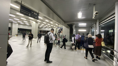 MRT Fatmawati dipadati penumpang imbas gempa Bekasi, Rabu (20/8/2025). Foto: Tasya untuk kumparan
