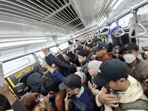 Sejumlah penumpang berada di rangkaian KRL Jakarta Kota-Bogor pascagempa, Rabu (20/8/2025). Foto: Febria Adha Larasati/kumparan