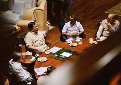 Presiden RI Prabowo Subianto mengadakan rapat secara maraton bersama sejumlah Menteri Kabinet Merah Putih, di kediaman pribadinya di Hambalang, Bogor, Rabu (20/8/2025). Foto: Instagram/ @sekertariat.kabinet