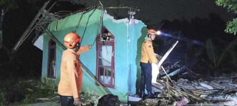 Petugas mengecek musala yang rubuh akibat gempa di Desa Sukabungah Kecamatan Bojongmangu, Kabupaten Bekasi, Rabu (20/8/2025). Foto: BPBD Kab Bekasi