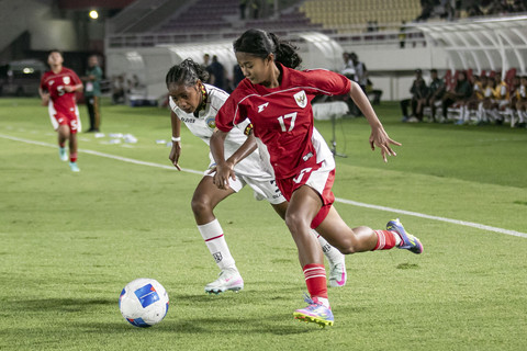 Pemain timnas wanita Indonesia Shifana Rizka Nadhifa berusaha melawati pemain Timor Leste Nivia Da Silva Do Carmo Ximenes pada pertandingan penyisihan grup A Kejuaraan ASEAN Putri U-16 di Stadion Manahan, Solo, Rabu (20/8/2025). Foto: Mohammad Ayudha/ANTARA FOTO