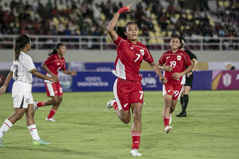 Pemain timnas putri Indonesia Jazlyn Kayla Azkha berselebrasi usai berhasil mencetak gol ke gawang Timor Leste pada pertandingan penyisihan grup A Kejuaraan ASEAN Putri U-16 di Stadion Manahan, Solo, Jawa Tengah, Rabu (20/8/2025). Foto: Mohammad Ayudha/ANTARA FOTO