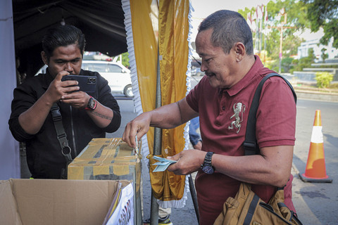 Sejumlah warga menyiarkan siaran langsung di lokasi Posko Masyarakat Pati Bersatu di depan kawasan Pendopo Bupati Pati, Jawa Tengah, Rabu (20/8/2025).  Foto: Iqbal Firdaus/kumparan