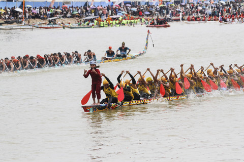 Peserta beradu kecepatan saat Festival Pacu Jalur 2025 di Sungai Kuantan, Kabupaten Singingi, Riau, Rabu (20/8/2025). Foto: Hadly Vavaldi/ANTARA FOTO