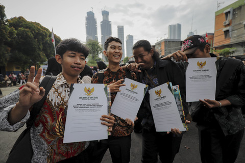 Sejumlah siswa berpose menunjukkan dokumen ijazah saat program pemutihan penundaan pemberian ijazah di SMA Islam Said Naum, Tanah Abang, Jakarta, Kamis, (21/8/2025). Foto: Jamal Ramadhan/kumparan