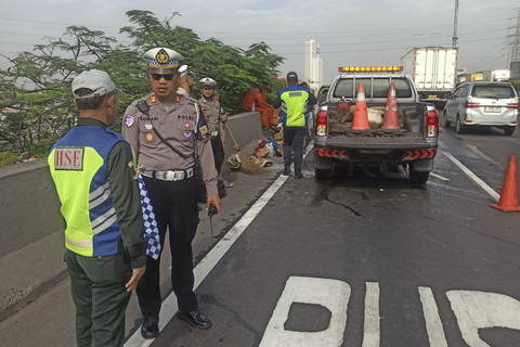 Mobil terbakar di Tol Dalam Kota Tanjung Priok arah Bandara, Kamis (21/8/2025). Foto: Istimewa