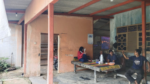 Warga saat dilokasi pascagempa episentrum gempa 4,7 magnitudo di Desa Kutalanggeng, Karawang, Jawa Barat, Kamis (21/8/2025). Foto: kumparan