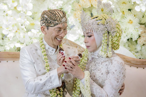 Melly Goeslaw kembali menggelar pernikahan deng sang suami, Anto Hoed. Foto: Instagram @melly_goeslaw
