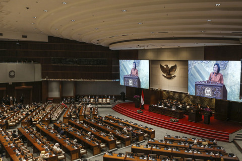 Layar menampilkan Menteri Keuangan Sri Mulyani Indrawati menyampaikan tanggapan pemerintah pada Rapat Paripurna DPR ke-3 masa Persidangan I Tahun Sidang 2025-2026 di Kompleks Parlemen, Senayan, Jakarta, Kamis (21/8/2025). Foto: Asprilla Dwi Adha/ANTARA FOTO