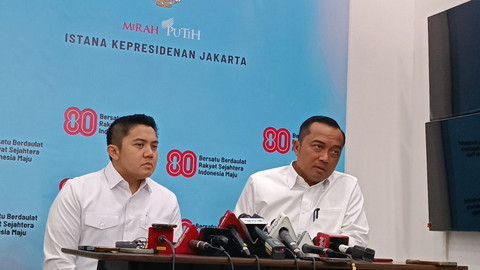 Konferensi pers Seskab Letkol Teddy Indra Wijaya dan Mensesneg Prasetyo Hadi di Kompleks Istana Kepresidenan, Jakarta Pusat, Selasa (21/8/2025). Foto: Zamachsyari/kumparan