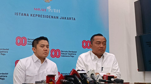 Konferensi pers Seskab Letkol Teddy Indra Wijaya dan Mensesneg Prasetyo Hadi di Kompleks Istana Kepresidenan, Jakarta Pusat, Selasa (21/8/2025). Foto: Zamachsyari/kumparan