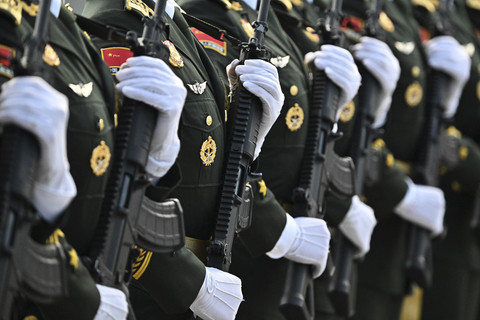 Sejumlah prajurit tentara mengikuti latihan menjelang parade militer dalam memperingati 80 tahun berakhirnya Perang Dunia Kedua di Beijing, China, Rabu (20/8/2025). Foto: Pedro Pardo/AFP