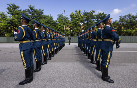 Sejumlah prajurit tentara mengikuti latihan menjelang parade militer dalam memperingati 80 tahun berakhirnya Perang Dunia Kedua di Beijing, China, Rabu (20/8/2025). Foto: Maxim Shemetov/Reuters
