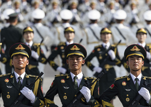 Sejumlah prajurit tentara mengikuti latihan menjelang parade militer dalam memperingati 80 tahun berakhirnya Perang Dunia Kedua di Beijing, China, Rabu (20/8/2025). Foto: Maxim Shemetov/Reuters