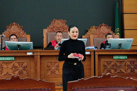 Nikita Mirzani saat menjadi sidang pemeriksaan di Pengadilan Negeri Jakarta Selatan, Kamis (21/8/2025).
Foto: Aprilandika Pratama/kumparan