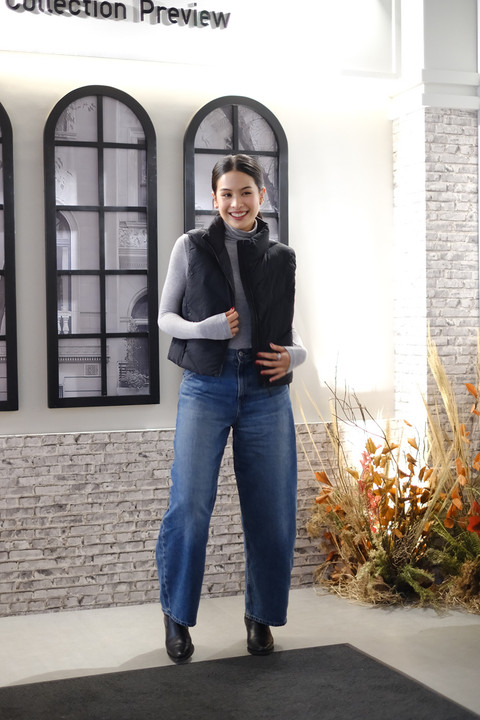Maudy Ayunda bergaya dalam balutan koleksi Uniqlo Fall Winter 2025 Revisiting Classic. Foto: Uniqlo
