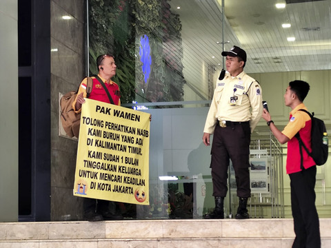 Buruh dari Kalimantan Timur saat datang ke Kantor Kemenaker untuk temui Wanenaker, Immanuel Ebenezer atau Noel, Kamis (21/8/2025). Foto: Rachmadi Rasyad/kumparan