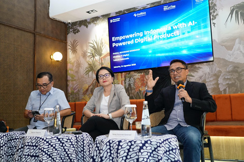 (kiri ke kanan) VP Corporate Communication Telkom Andri Herawan Sasoko, Direktur Enterprise & Business Service Telkom Veranita Yosephine, dan Direktur IT Digital Telkom Faizal Rochmad Djoemadi saat acara Business Update bersama para awak media di Jakarta, Kamis (14/8). Foto: Telkom