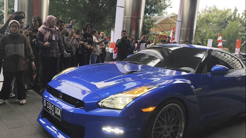 Mobil Nissan GTR barang bukti yang diamankan dalam OTT Wamenaker Noel Ebenezer di Gedung KPK, Jakarta, Kamis (21/8/2025). Foto: Jonathan Devin/kumparan