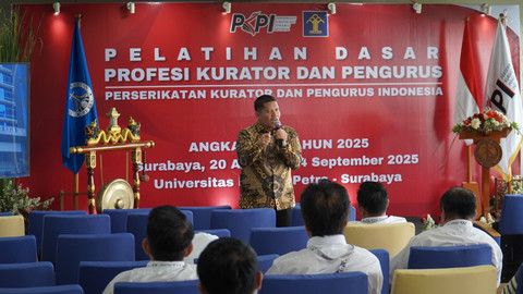 Henry Sulaiman Siregar, SH., ME (Direktur Perdata Direktorat Jendral Administrasi Hukum Umum Kementerian Hukum Republik Indonesia) menjadi pembicara dalam pelatihan leladasar profesi kurator.