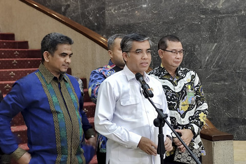 Menteri Ketenagakerjaan, Yessierli, saat memberikan keterangan terkait OTT terhadap Wakil Menteri Ketenagakerjaan, Immanuel Ebenezer, di Kantor Kemenaker pada Kamis (21/8/2025). Foto: Rachmadi Rasyad/kumparan