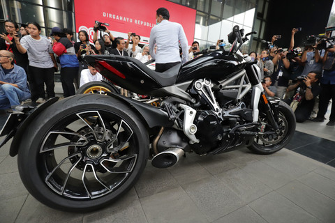 Barang bukti yang disita terkait operasi tangkap tangan (OTT) Wamenaker Immanuel Ebenezer dihadirkan di Gedung Merah Putih KPK, Jakarta, Kamis (21/8/2025). Foto: Jamal Ramadhan/kumparan