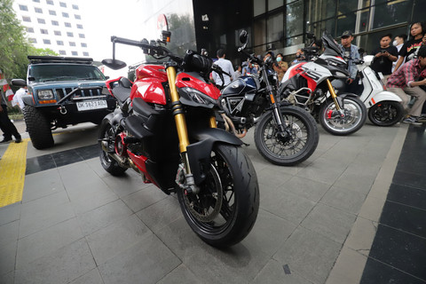 Barang bukti yang disita terkait operasi tangkap tangan (OTT) Wamenaker Immanuel Ebenezer dihadirkan di Gedung Merah Putih KPK, Jakarta, Kamis (21/8/2025). Foto: Jamal Ramadhan/kumparan