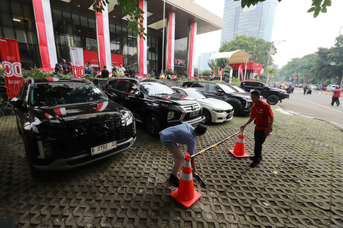 Barang bukti yang disita terkait operasi tangkap tangan (OTT) Wamenaker Immanuel Ebenezer dihadirkan di Gedung Merah Putih KPK, Jakarta, Kamis (21/8/2025). Foto: Jamal Ramadhan/kumparan