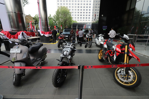 Barang bukti yang disita terkait operasi tangkap tangan (OTT) Wamenaker Immanuel Ebenezer dihadirkan di Gedung Merah Putih KPK, Jakarta, Kamis (21/8/2025). Foto: Jamal Ramadhan/kumparan